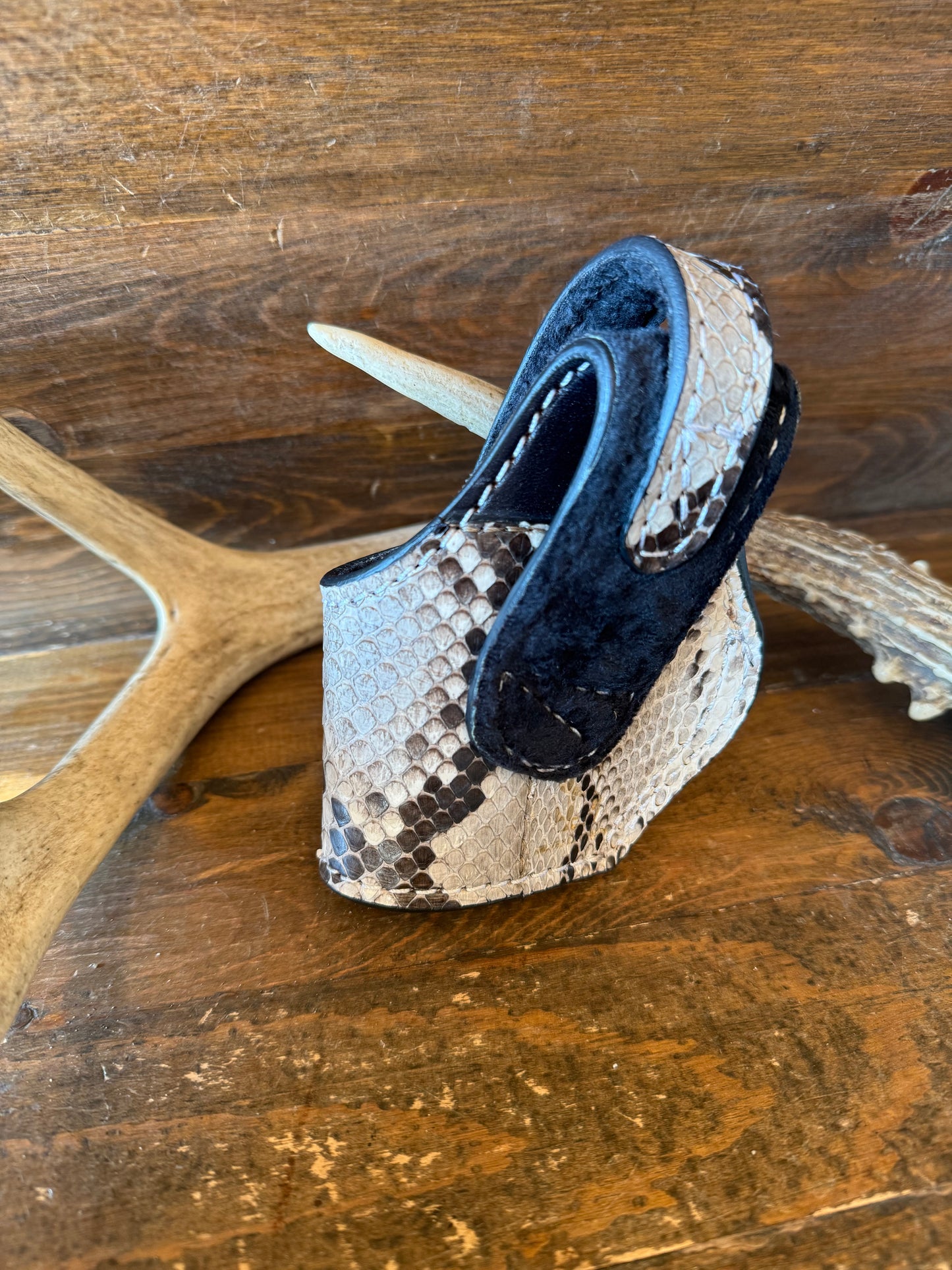 Natural snake skin compact holster. (1911)