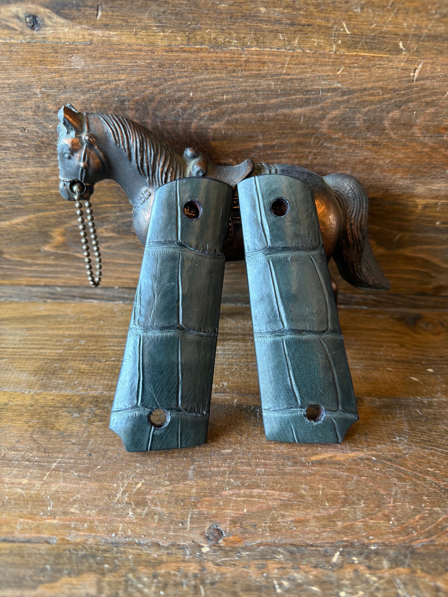 Green alligator skin luxury grips (1911)