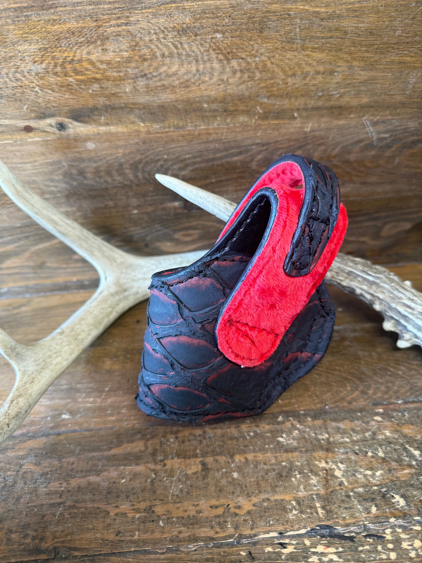 Black Cherry / Red. Pirarucu skin compact holster ( 1911 )