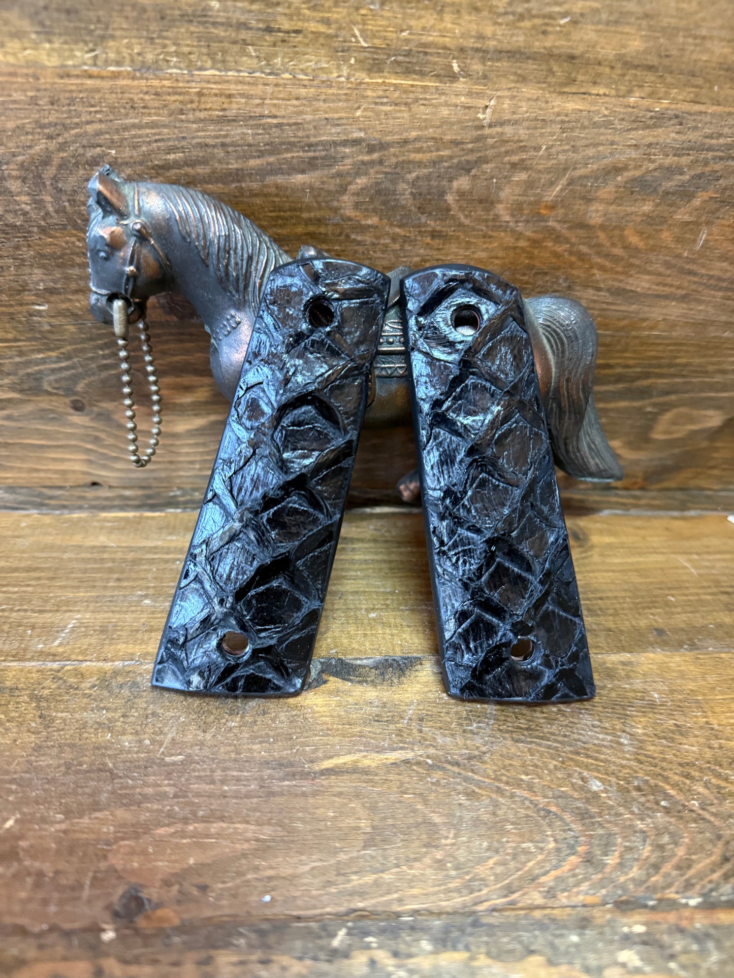 Black Pirarucu fish skin exotic grips ( 1911)