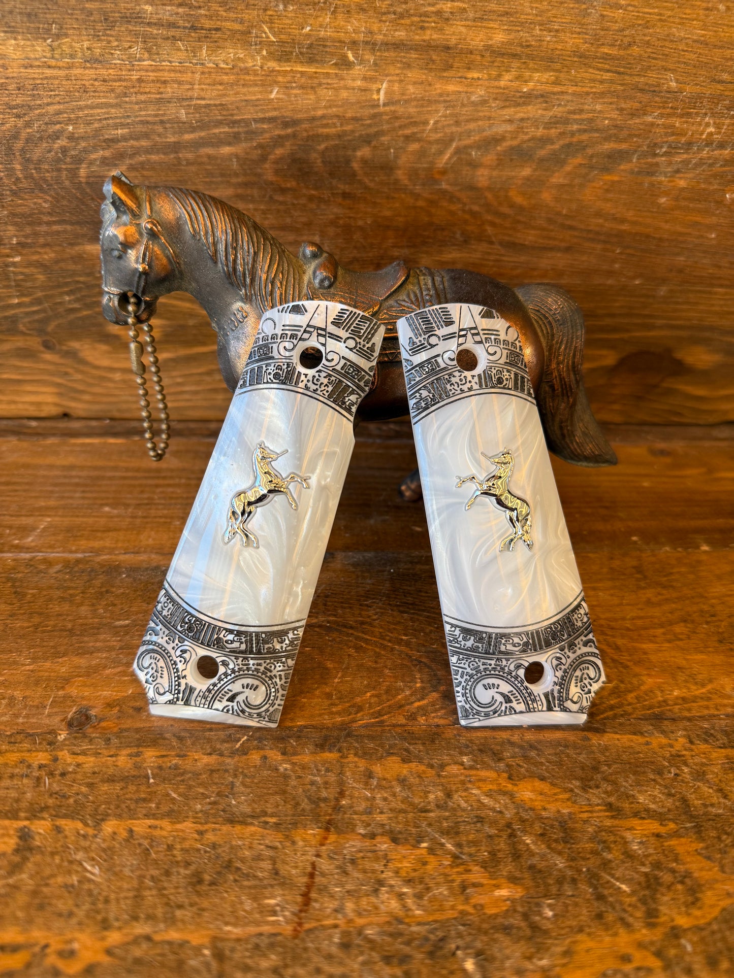 White Aztec pearl white grips / silver horse (1911)