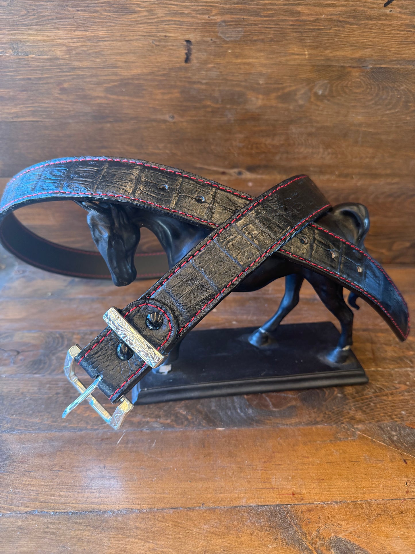 Black/red crocodrile belt