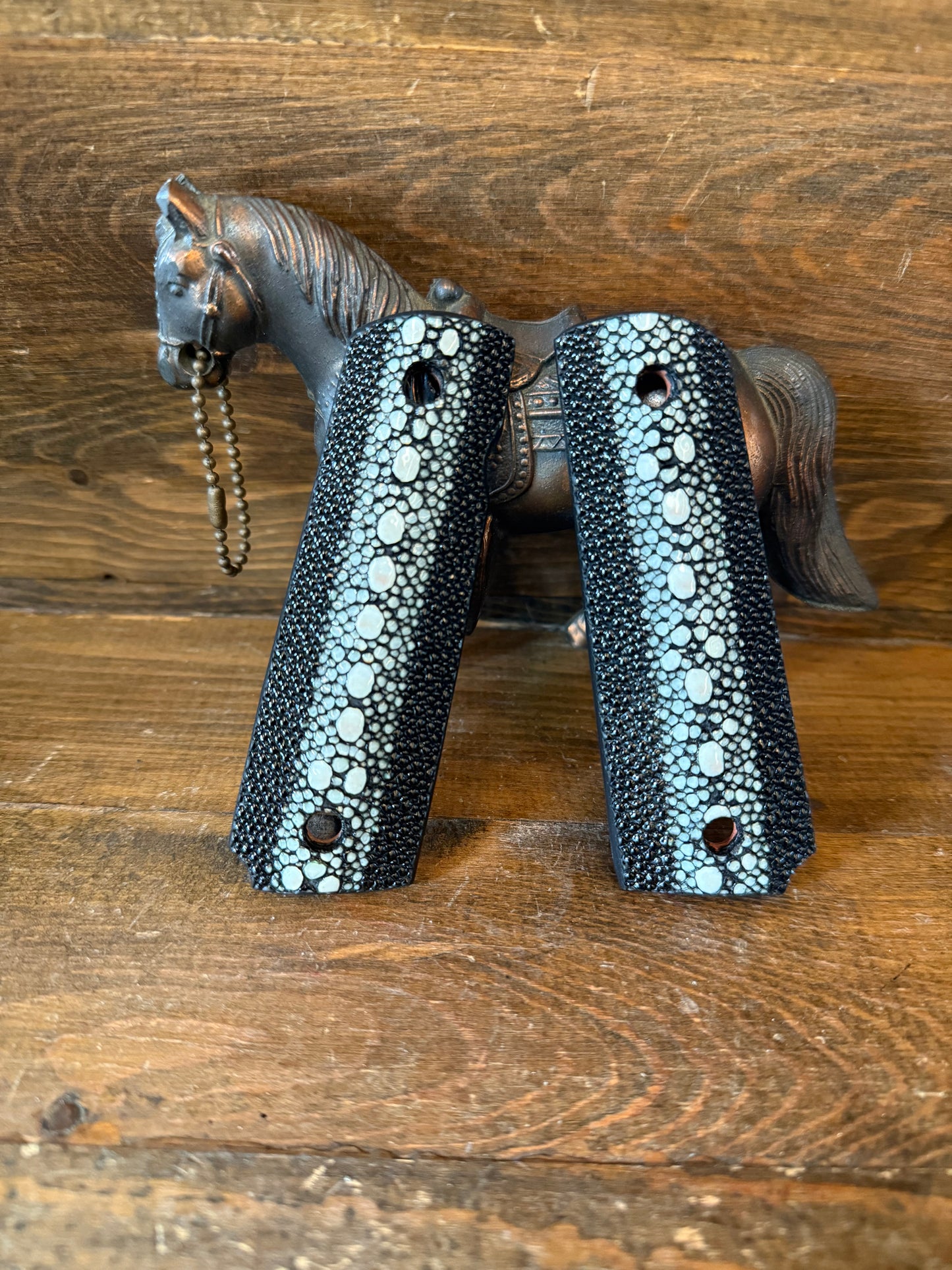 Black Row stingray luxury grips ( 1911 )