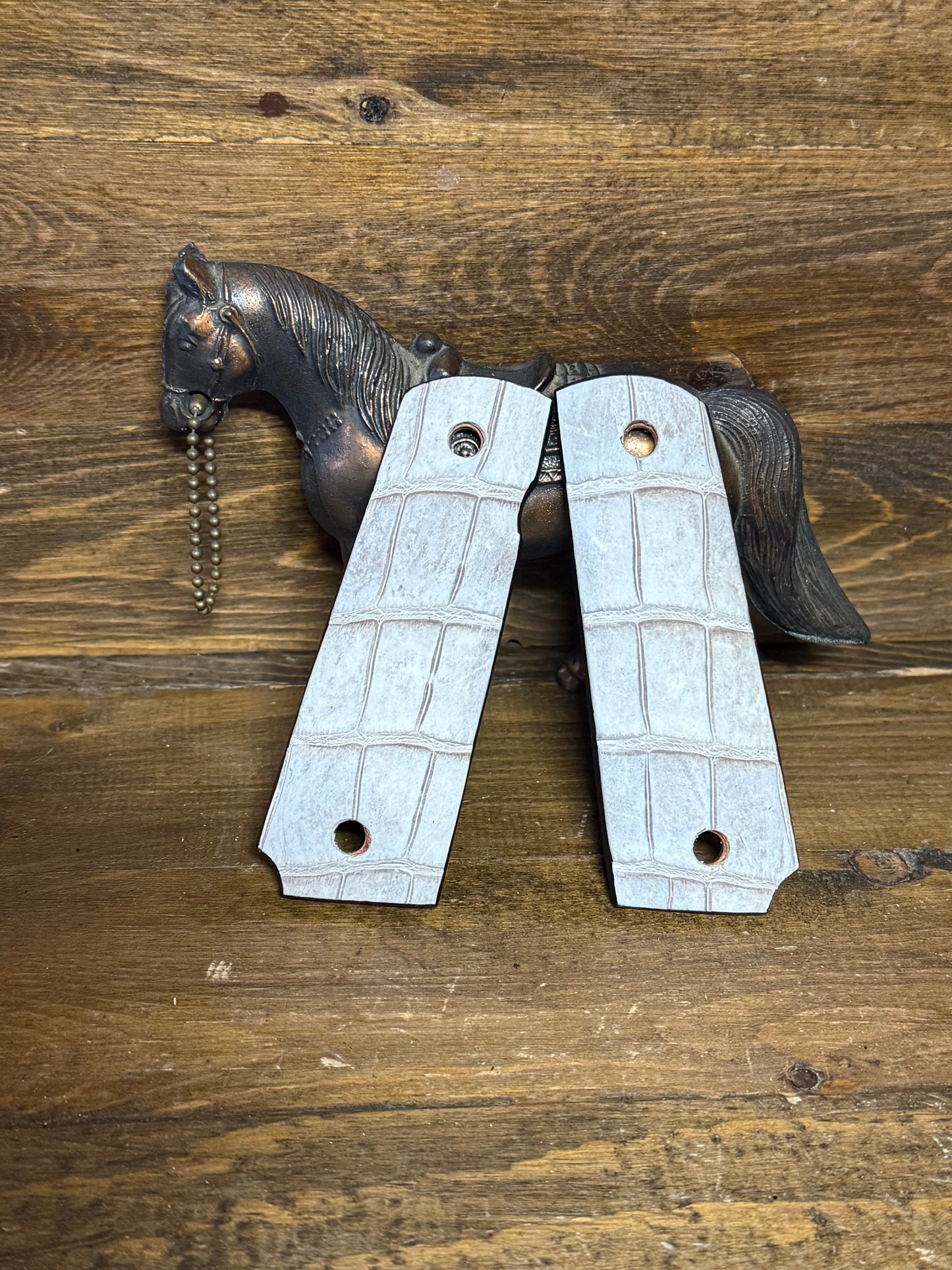 Himalayan Alligator luxury grips ( 1911 )