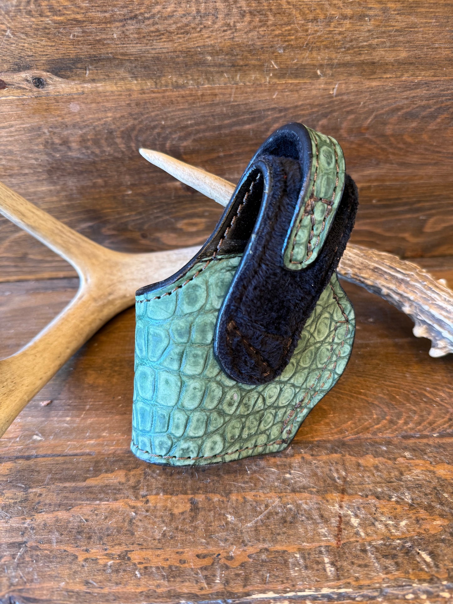 Green alligator skin compact holster (1911)