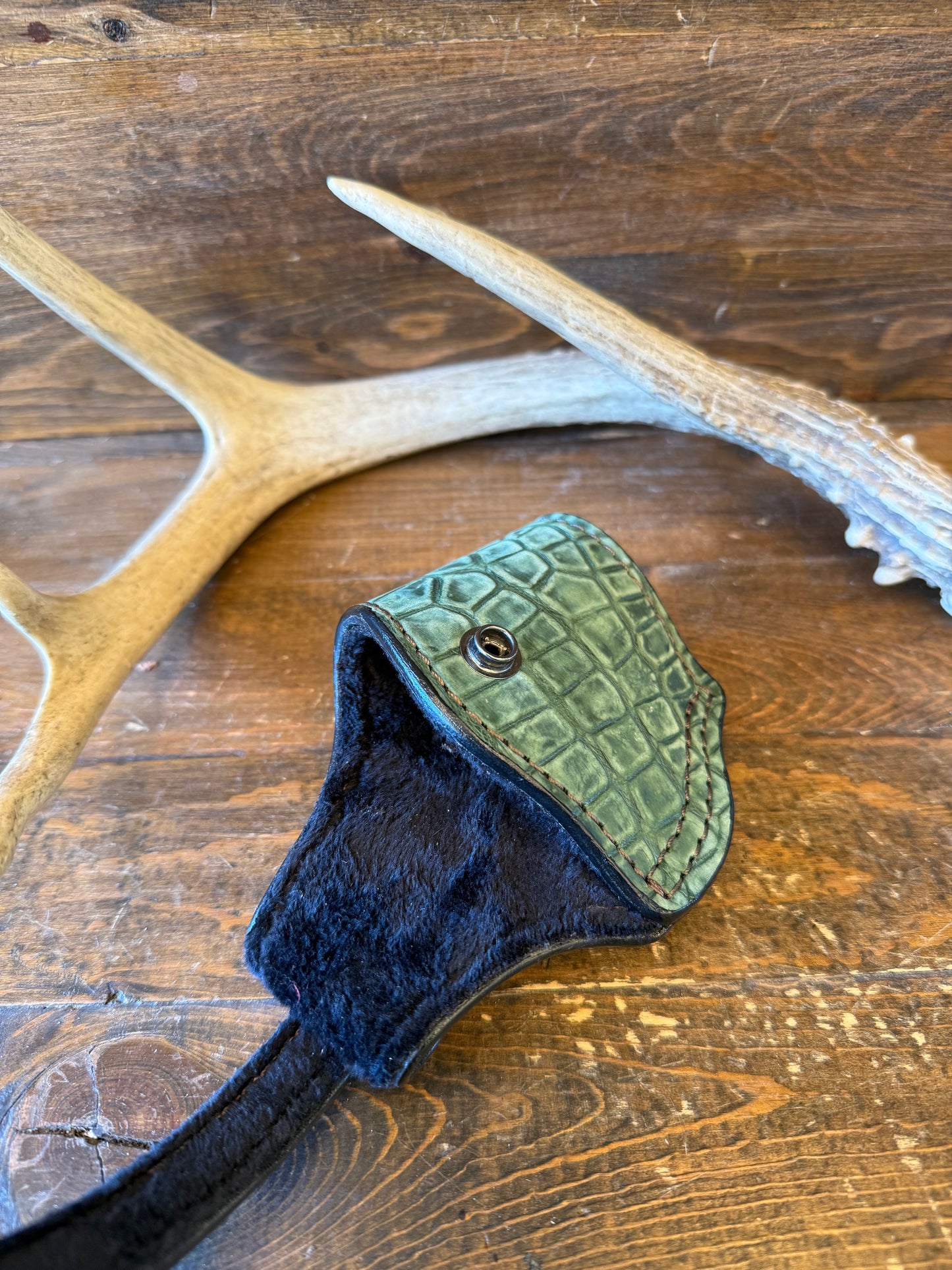 Green alligator skin compact holster (1911)