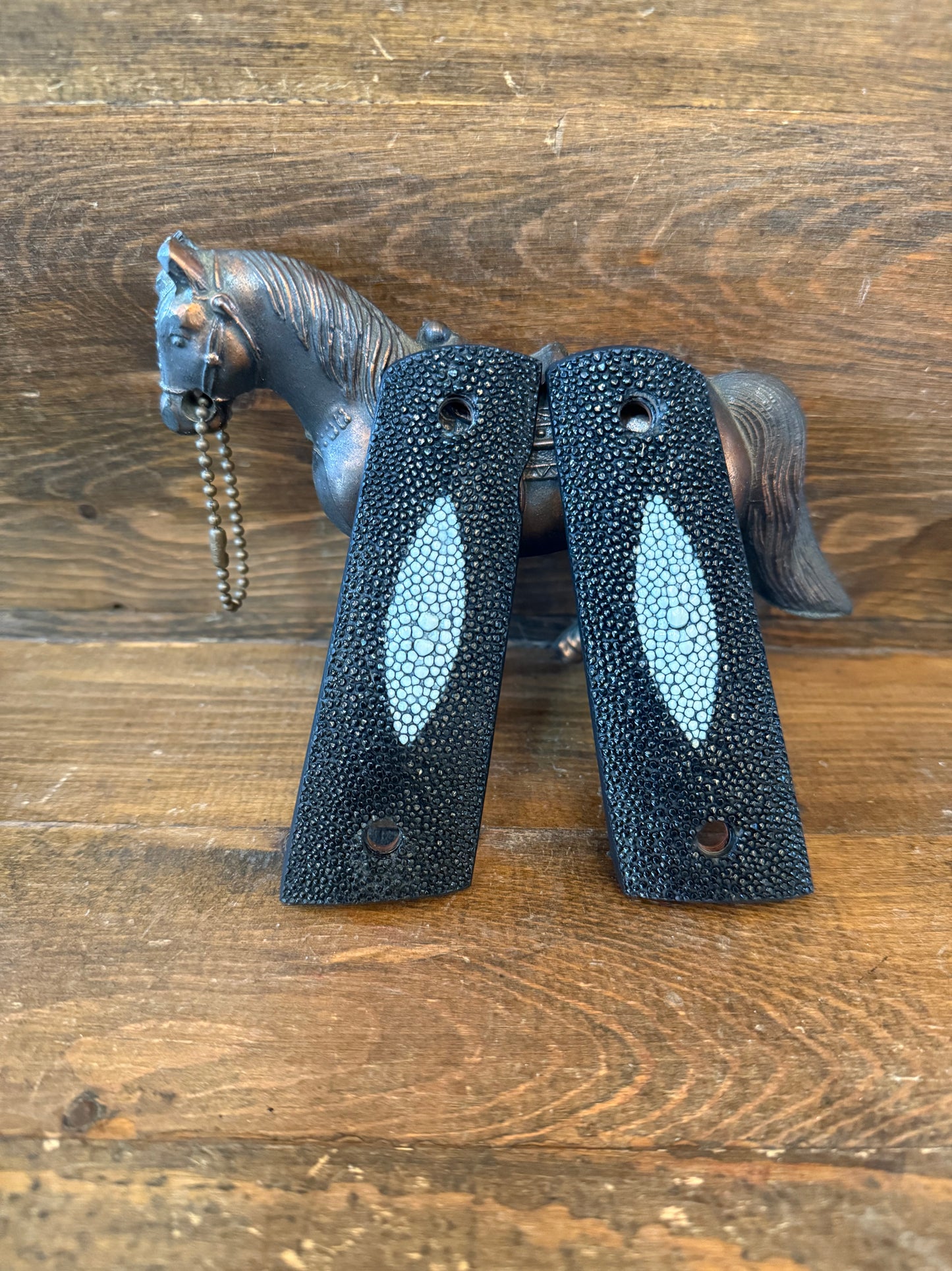 Black Diamond stingray skin Luxury grips ( 1911 )