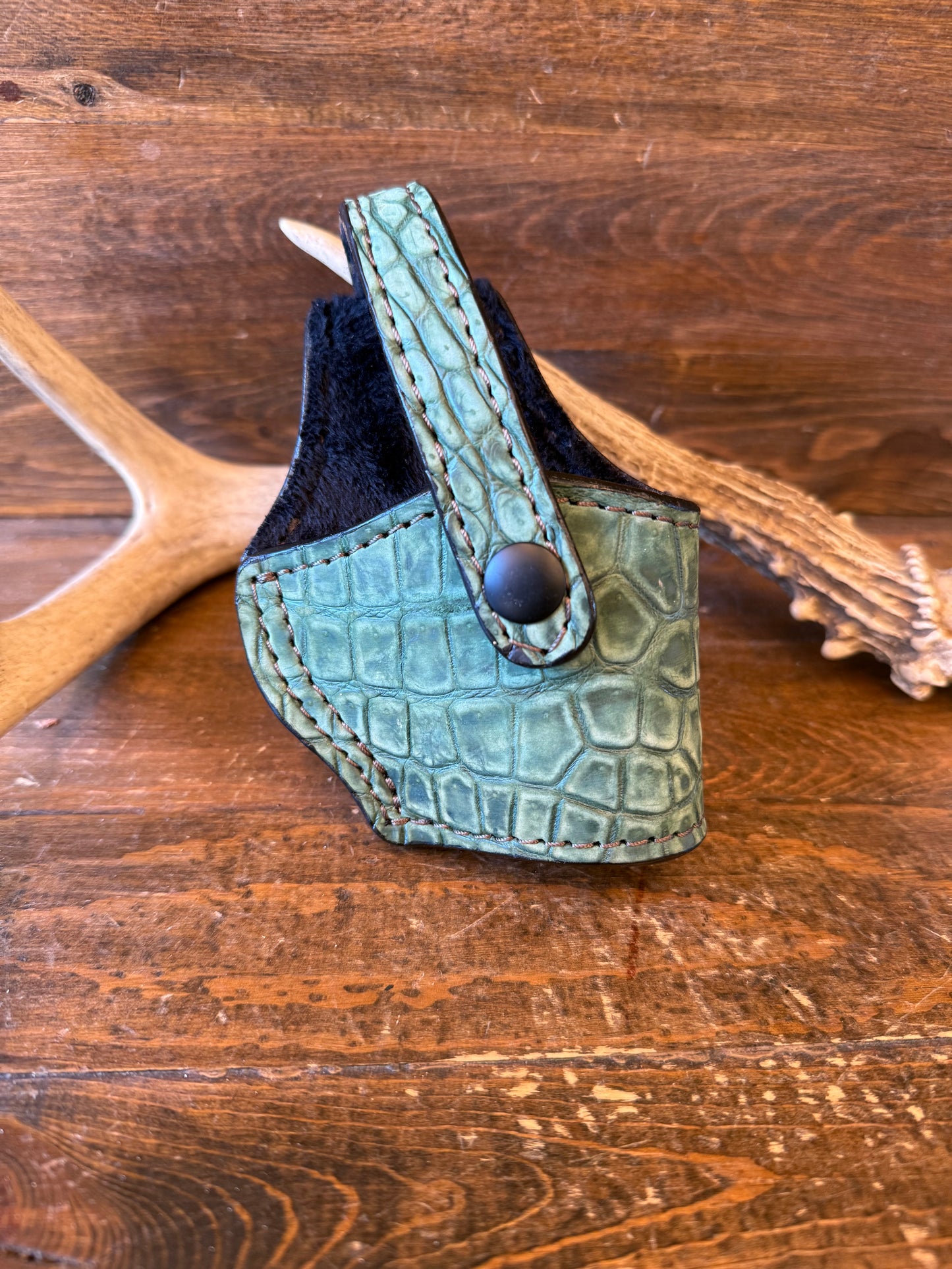 Green alligator skin compact holster (1911)