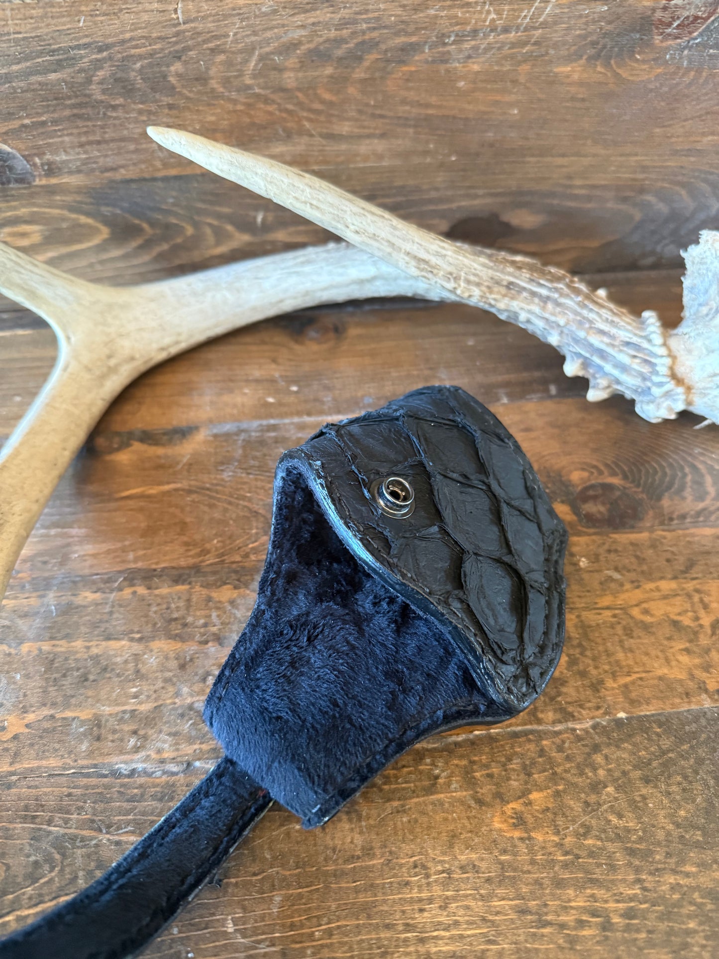 Black matte Pirarucu skin compact holster (1911)