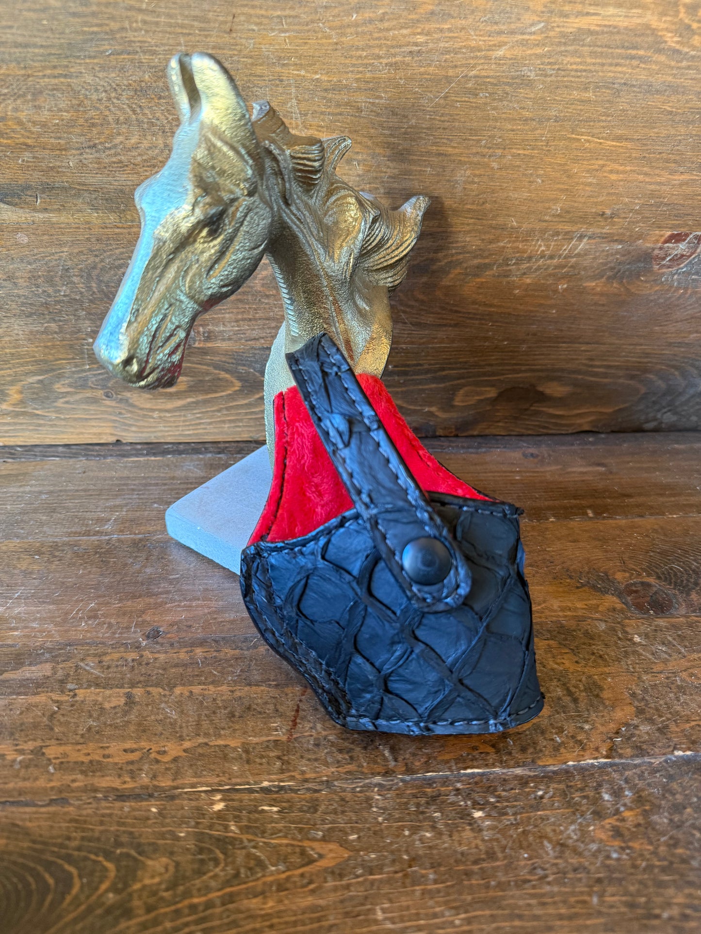 Black/red Pirarucu compact holster (1911)