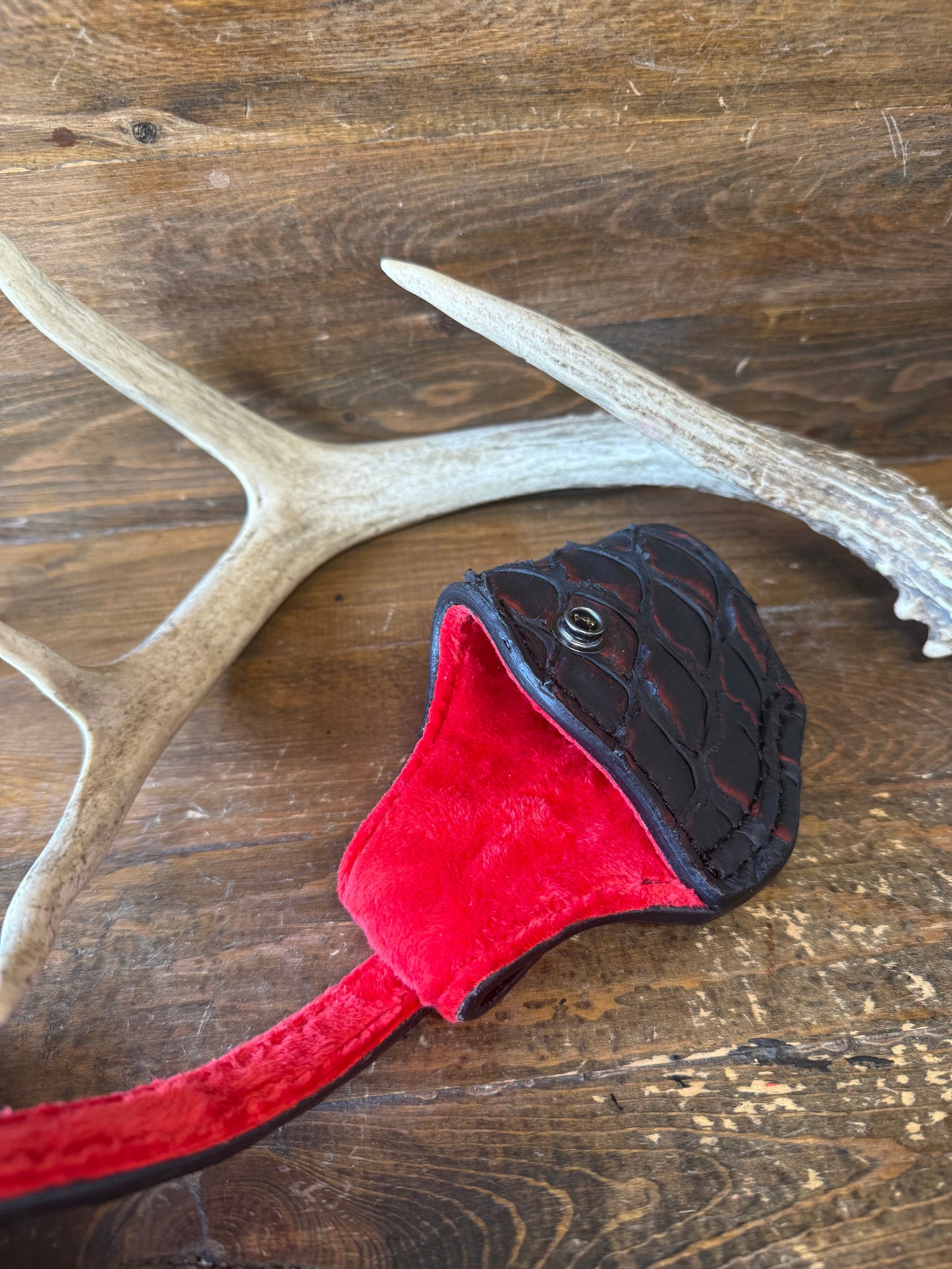 Black Cherry / Red. Pirarucu skin compact holster ( 1911 )