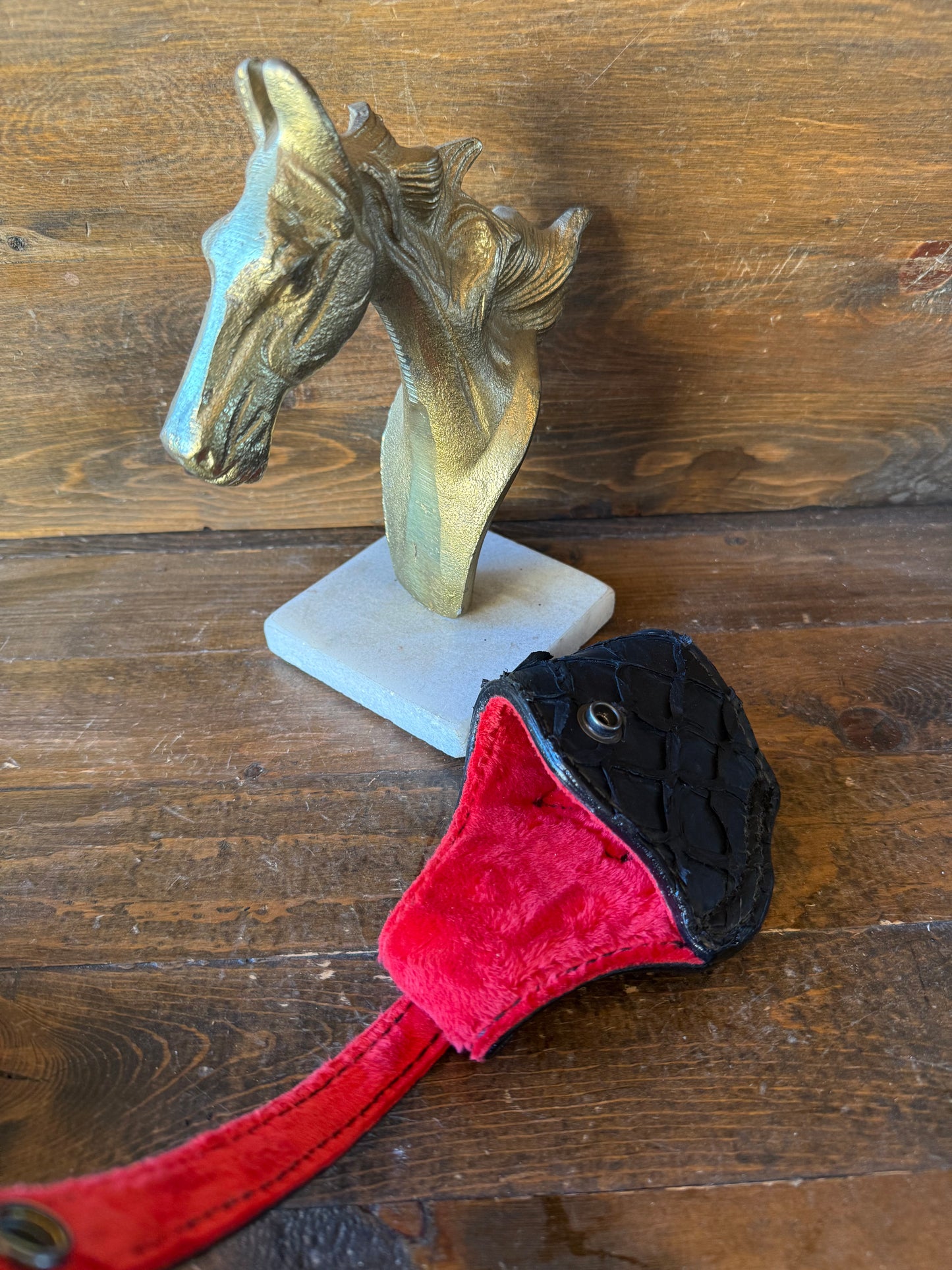 Black/red Pirarucu compact holster (1911)