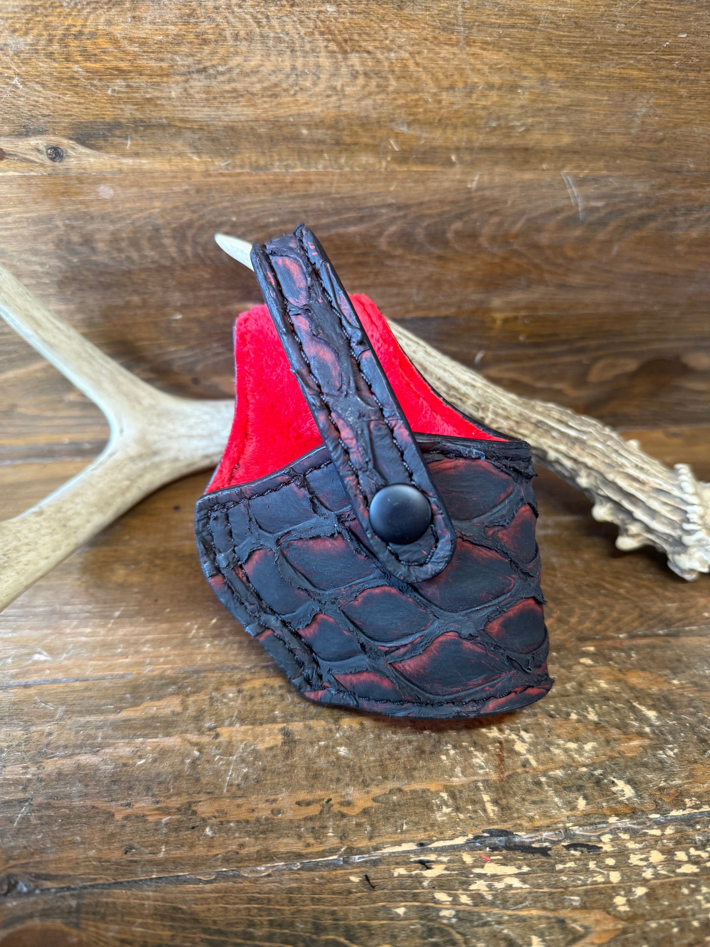 Black Cherry / Red. Pirarucu skin compact holster ( 1911 )