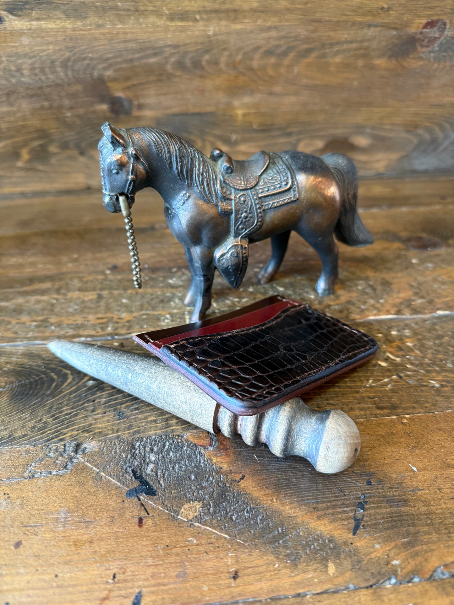 Brown alligator skin cardholder / Natural edges