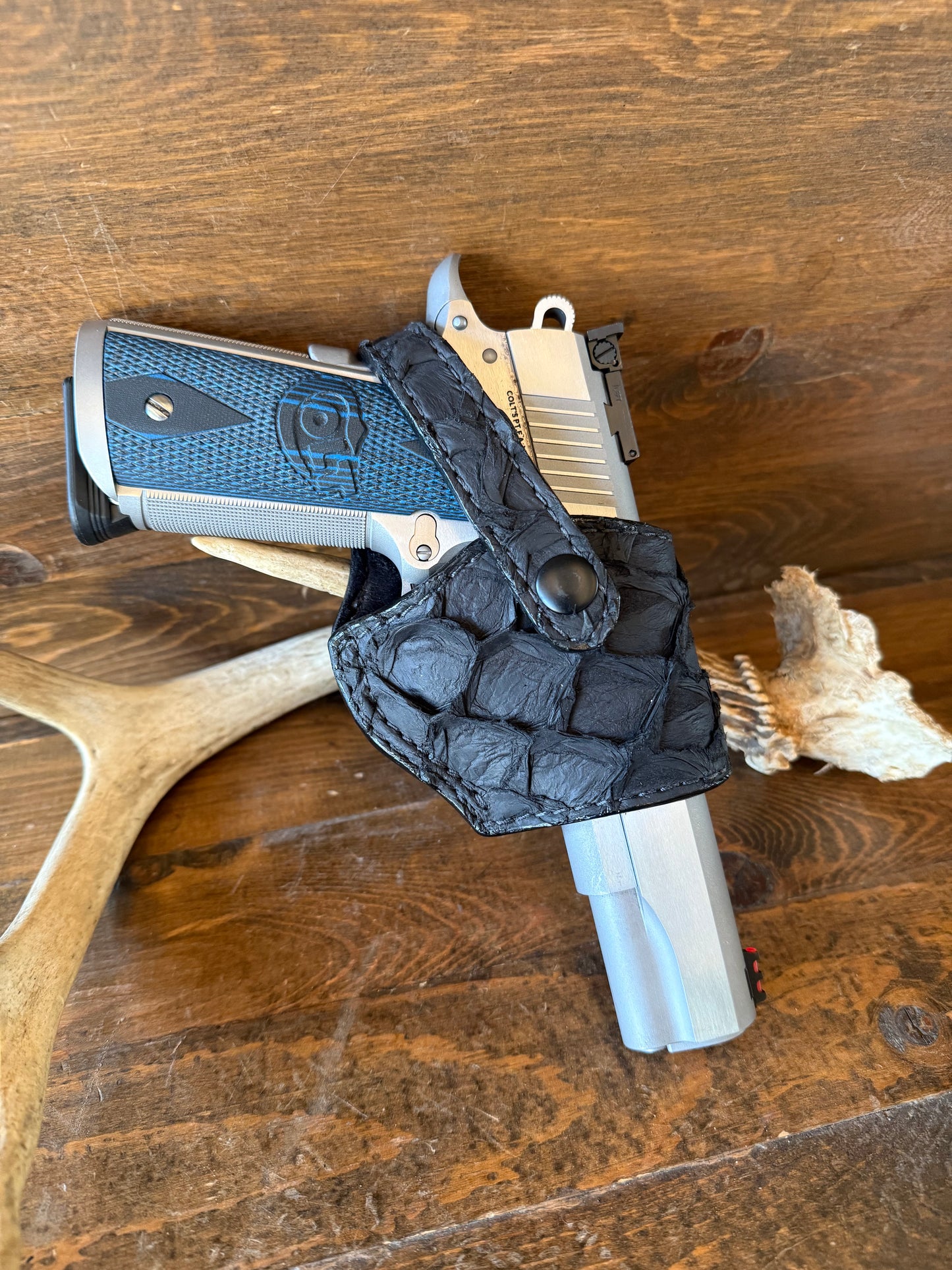 Black matte Pirarucu skin compact holster (1911)